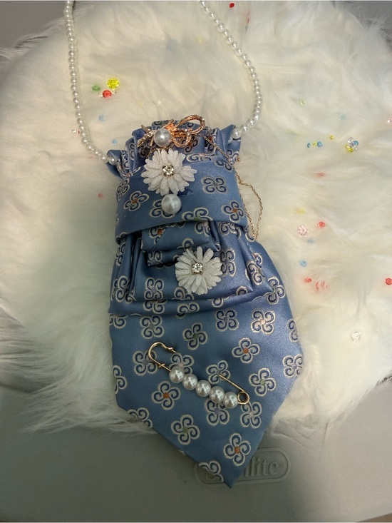 Jewelry - Baby blue / white Junk tie with white pearls